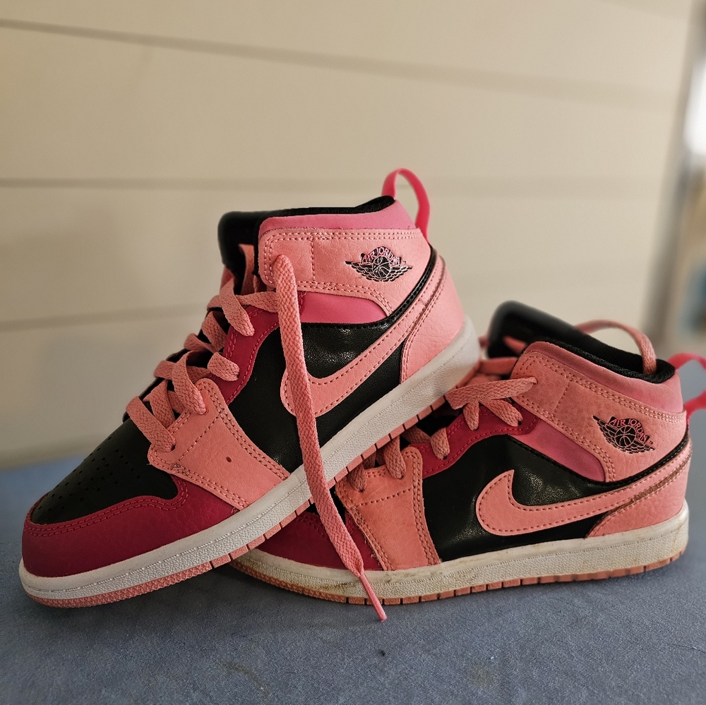 Girls Pink Jordan's